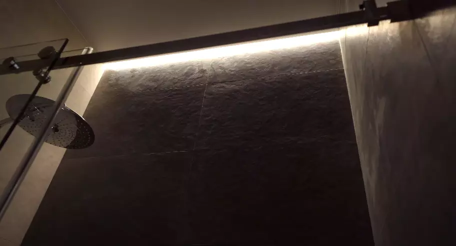 Натяжной потолок в ванную с точечными светильниками, фото 1